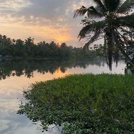 Sunsets And Palm Trees Bed & Breakfast Alappuzha Bagian luar foto