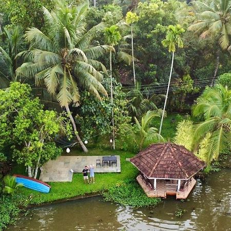 Sunsets And Palm Trees Bed & Breakfast Alappuzha Bagian luar foto